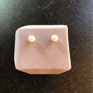 Vintage pearl stud earrings